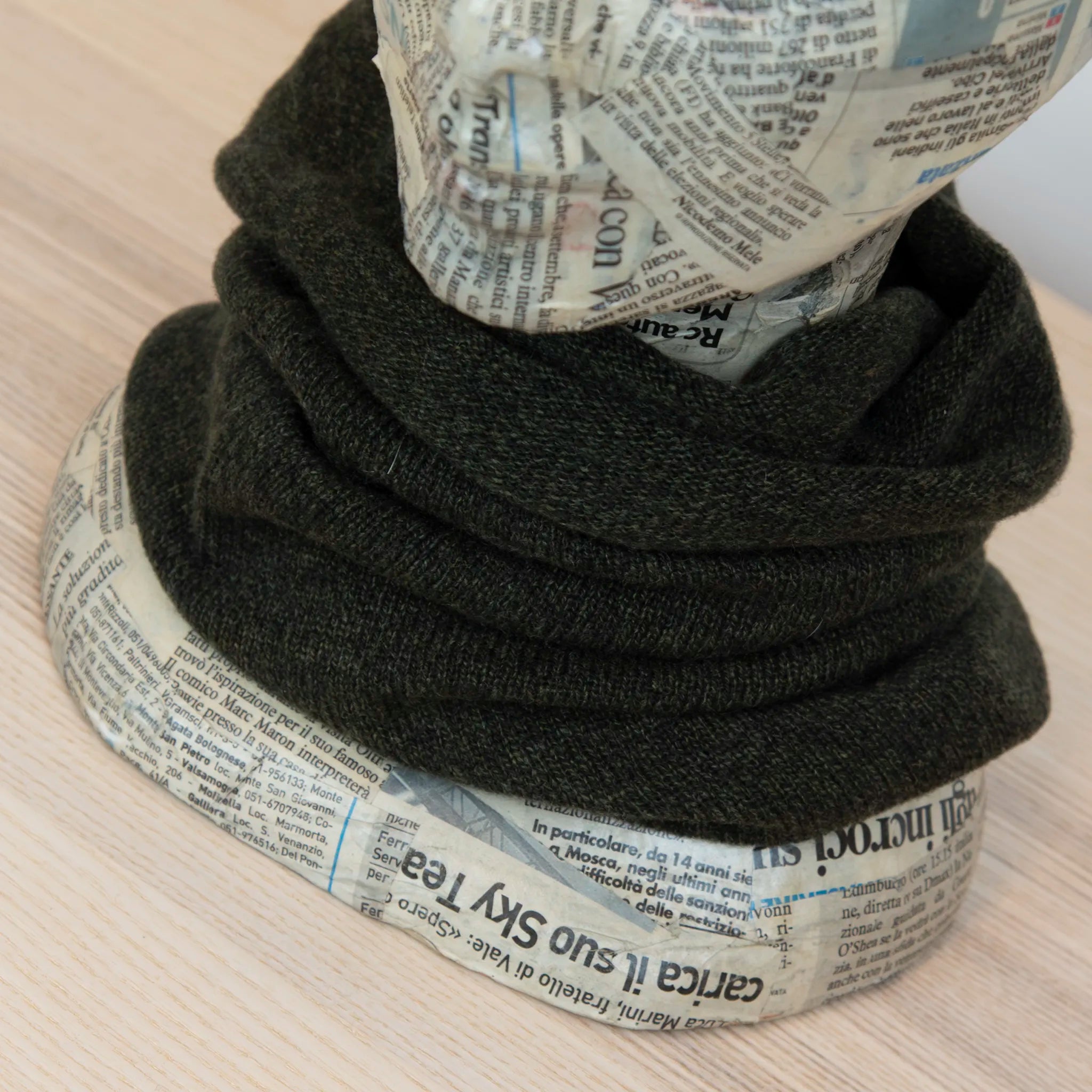 Collo in 100% cashmere verde, versatile, utilizzabile come scaldacollo, fascia per capelli, passamontagna o cappello con sbuffo, Made in Italy, morbido e caldo.