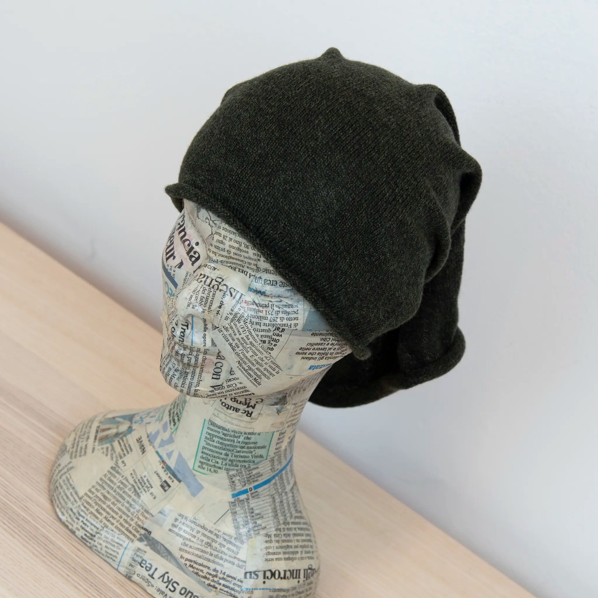 Collo in 100% cashmere verde, versatile, utilizzabile come scaldacollo, fascia per capelli, passamontagna o cappello con sbuffo, Made in Italy, morbido e caldo.