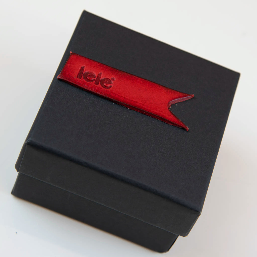 Scatola del Bracciale borchiato in pelle, Made in Italy, realizzato a senza cuciture, secondo la tradizione degli antichi sellai toscani, per maggiore robustezza e durata. Dettaglio in pelle sulla scatola.