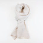 Sciarpa scaldacollo con asola in 100% Cashmere, con pattern virgola panna e beige. Morbida, versatile e facile da indossare.