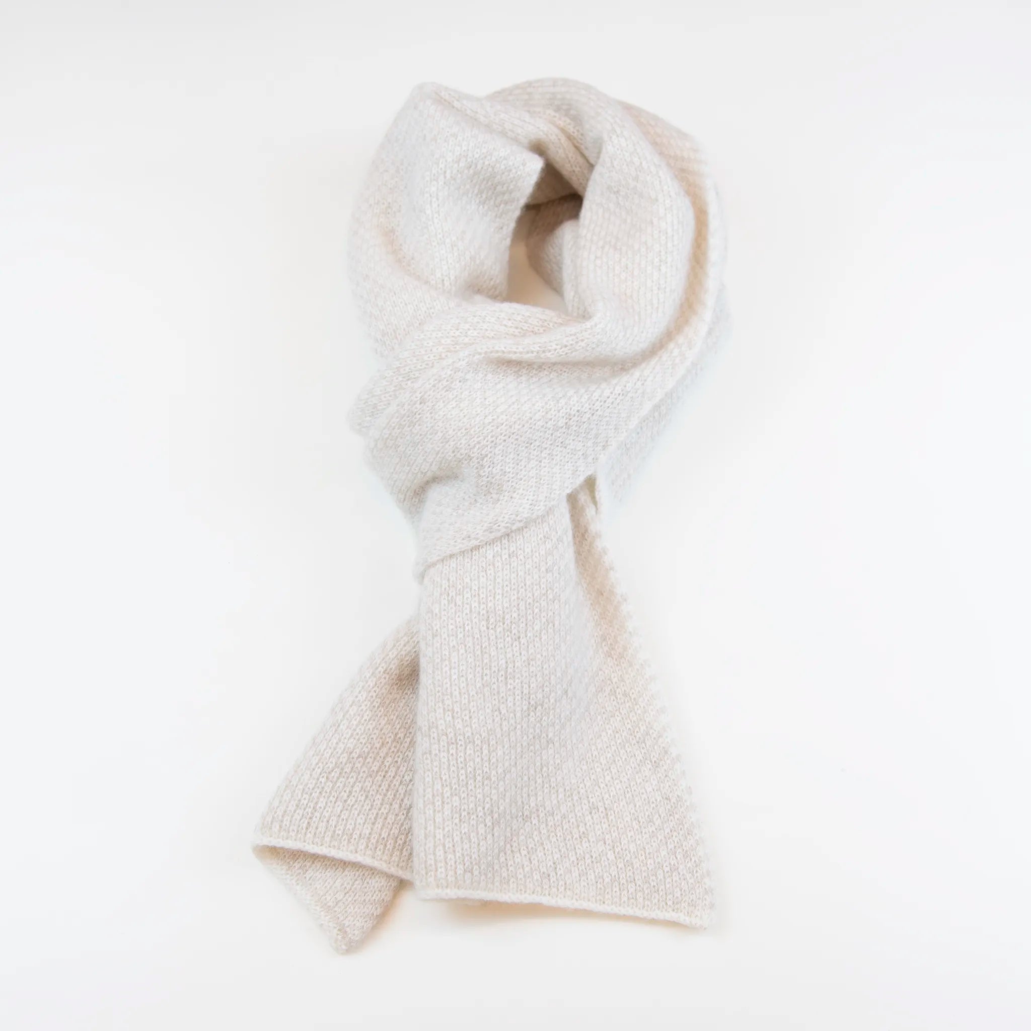 Sciarpa scaldacollo con asola in 100% Cashmere, con pattern virgola panna e beige. Morbida, versatile e facile da indossare.