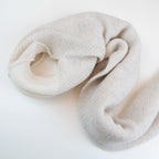 Sciarpa scaldacollo con asola in 100% Cashmere, con pattern virgola panna e beige. Morbida, versatile e facile da indossare.