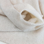 Sciarpa scaldacollo con asola in 100% Cashmere, con pattern virgola panna e beige. Morbida, versatile e facile da indossare.