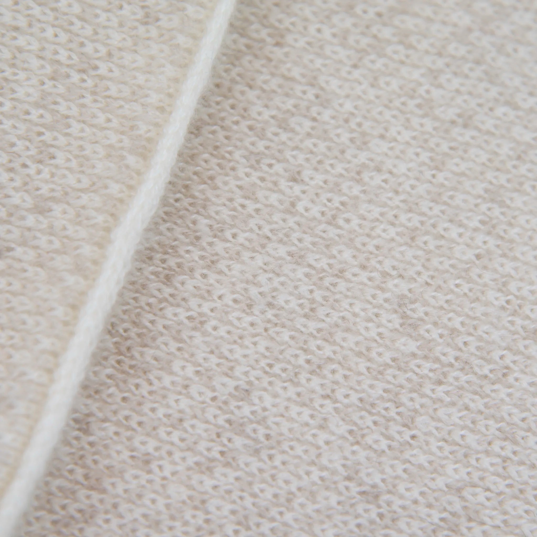 Sciarpa scaldacollo con asola in 100% Cashmere, con pattern virgola panna e beige. Morbida, versatile e facile da indossare.