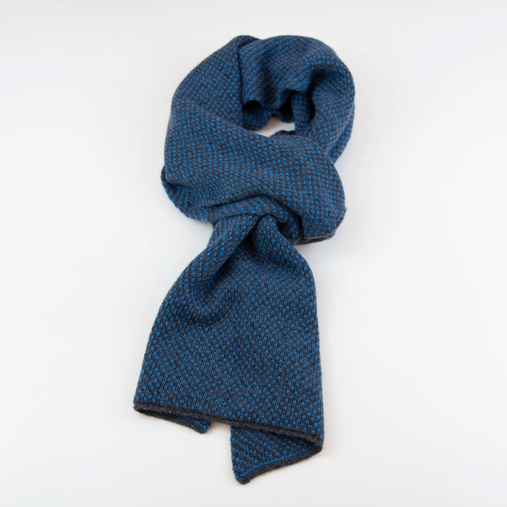 Sciarpa scaldacollo con asola in 100% Cashmere, con pattern blu e grigio. Morbida, versatile e facile da indossare.