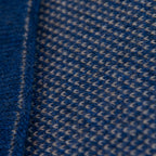 Sciarpa scaldacollo con asola in 100% Cashmere, con pattern blu e beige. Morbida, versatile e facile da indossare.