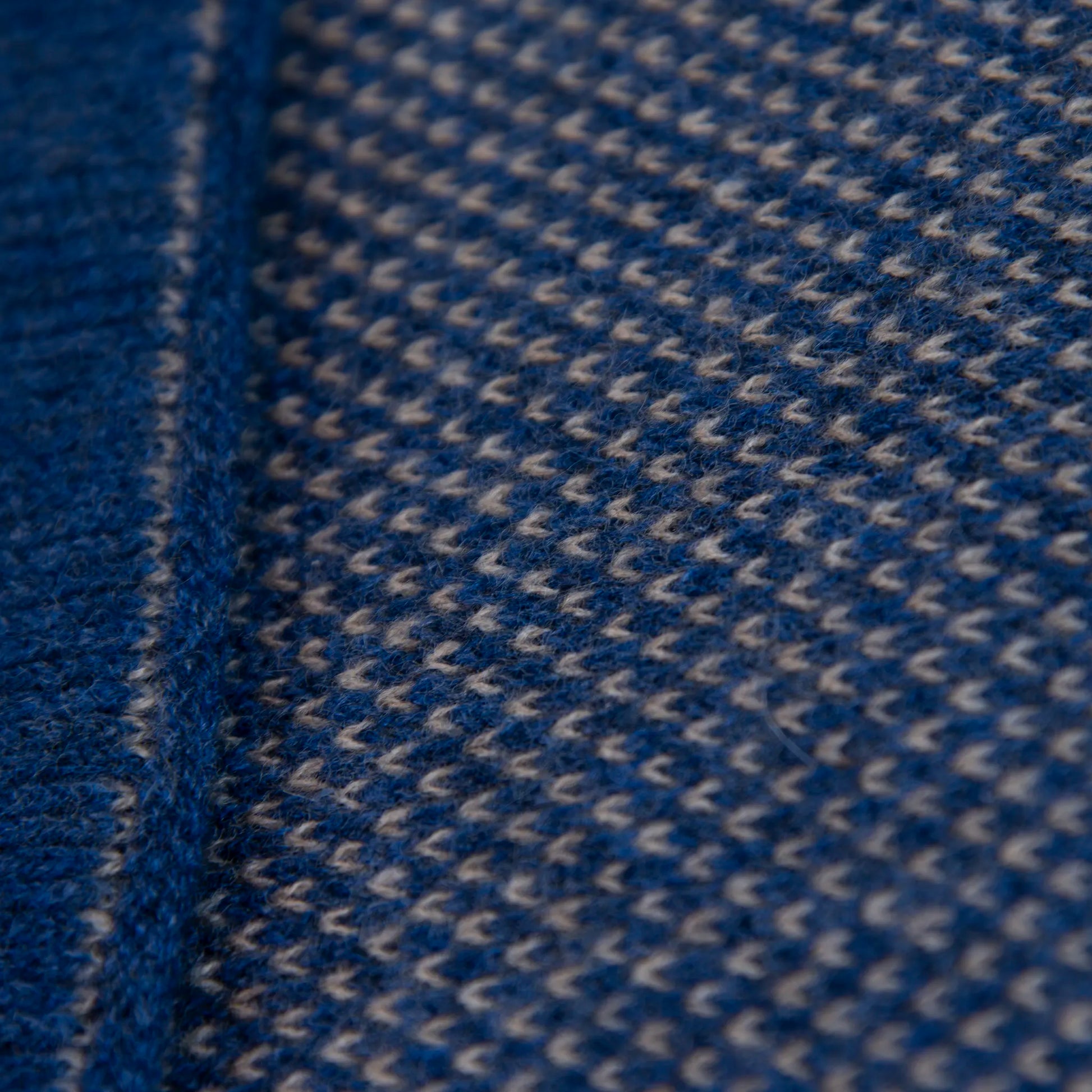 Sciarpa scaldacollo con asola in 100% Cashmere, con pattern blu e beige. Morbida, versatile e facile da indossare.