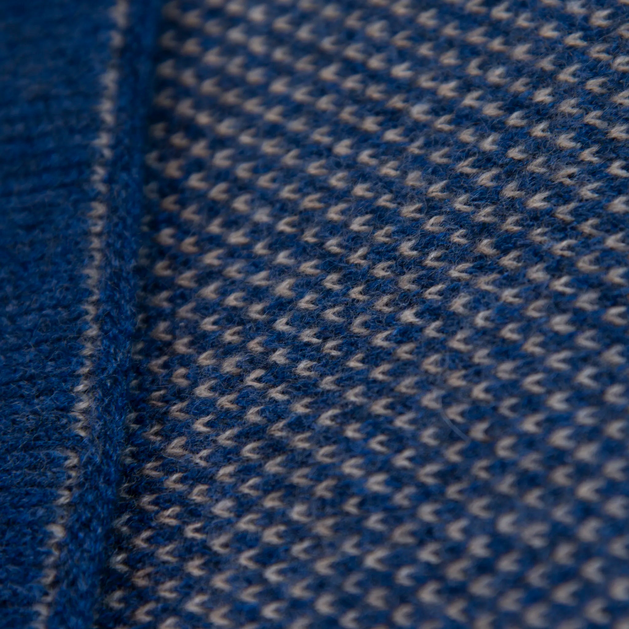 Sciarpa scaldacollo con asola in 100% Cashmere, con pattern blu e beige. Morbida, versatile e facile da indossare.