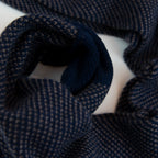 Sciarpa scaldacollo con asola in 100% Cashmere, con pattern blu e beige. Morbida, versatile e facile da indossare.