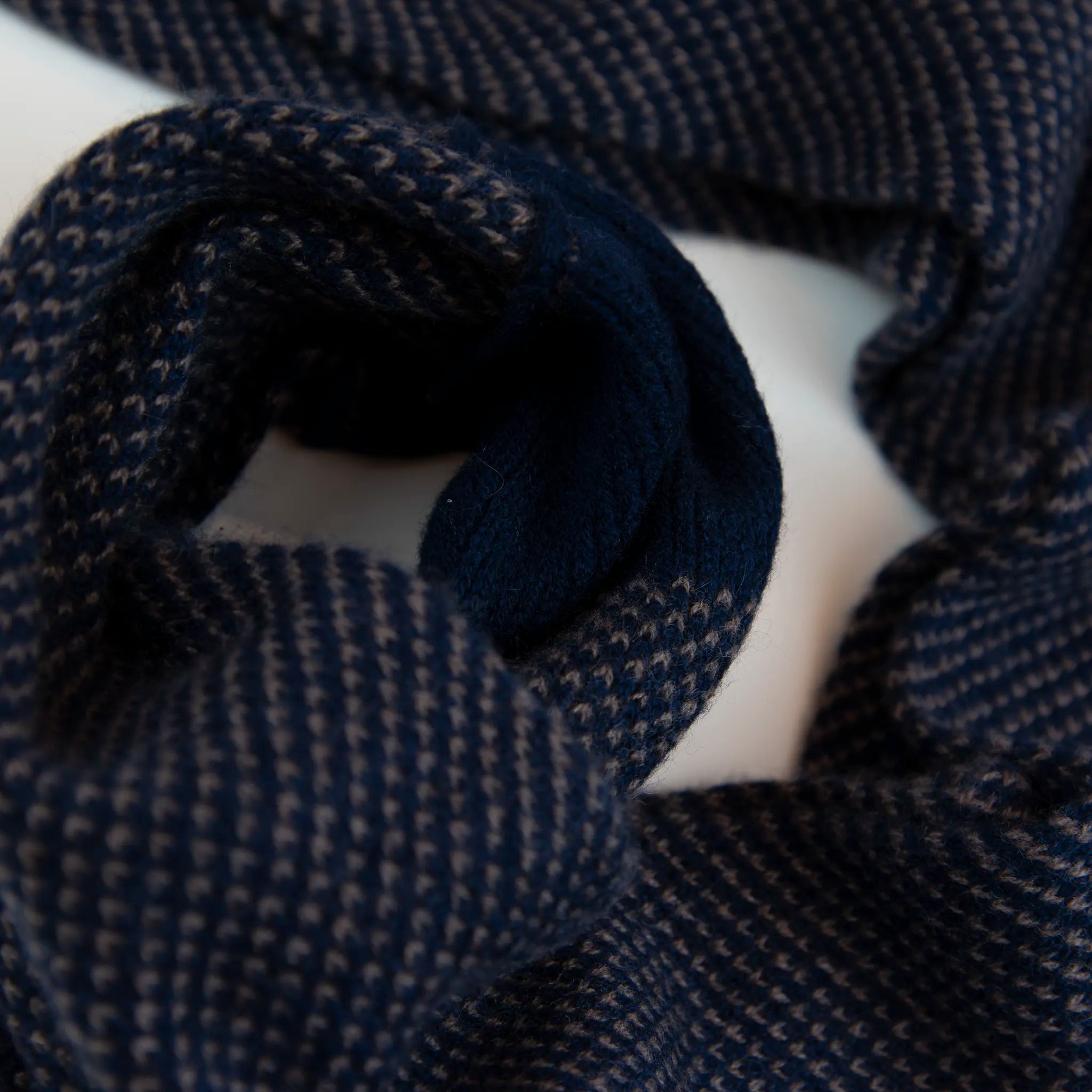 Sciarpa scaldacollo con asola in 100% Cashmere, con pattern blu e beige. Morbida, versatile e facile da indossare.