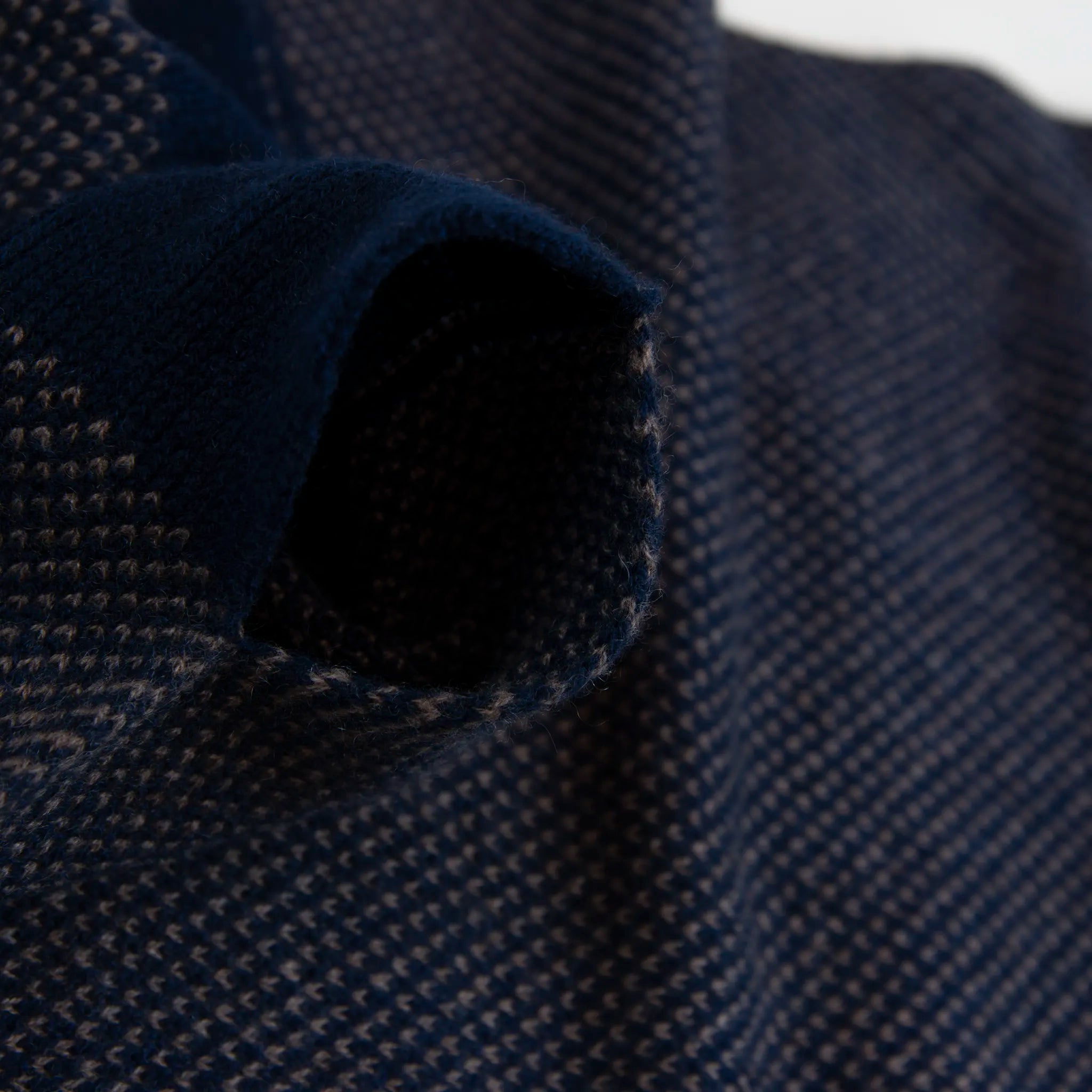 Sciarpa scaldacollo con asola in 100% Cashmere, con pattern blu e beige. Morbida, versatile e facile da indossare.
