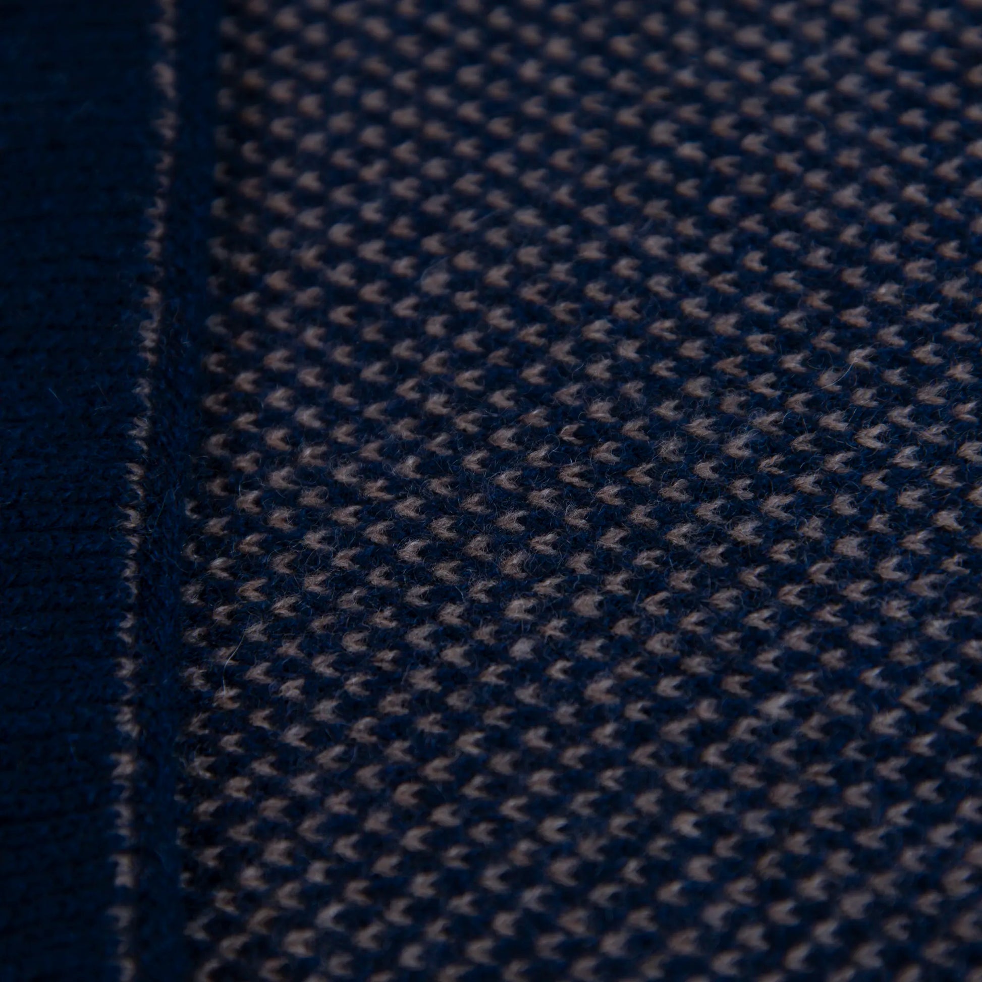 Sciarpa scaldacollo con asola in 100% Cashmere, con pattern blu e beige. Morbida, versatile e facile da indossare.