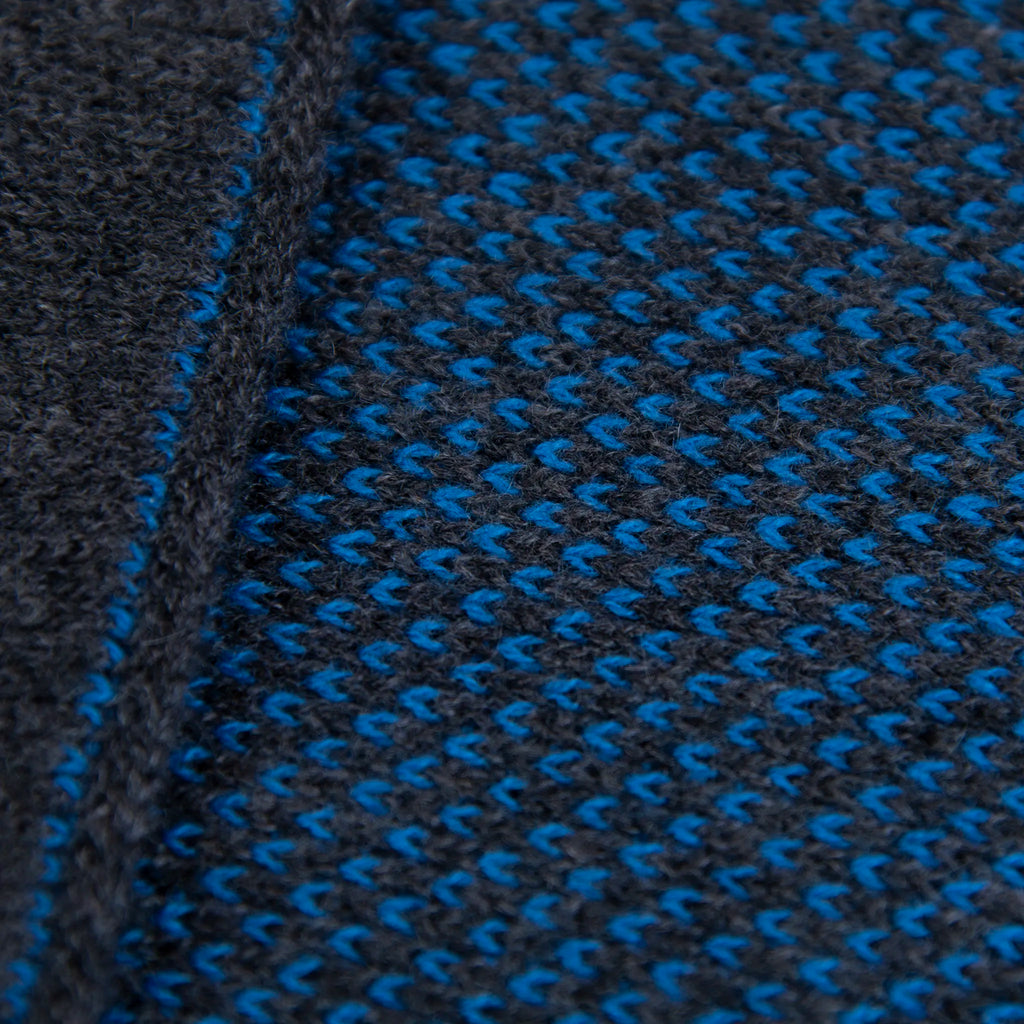 Sciarpa scaldacollo con asola in 100% Cashmere, con pattern blu e grigio. Morbida, versatile e facile da indossare.