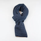 Sciarpa scaldacollo con asola in 100% Cashmere, con pattern blu e grigio. Morbida, versatile e facile da indossare.