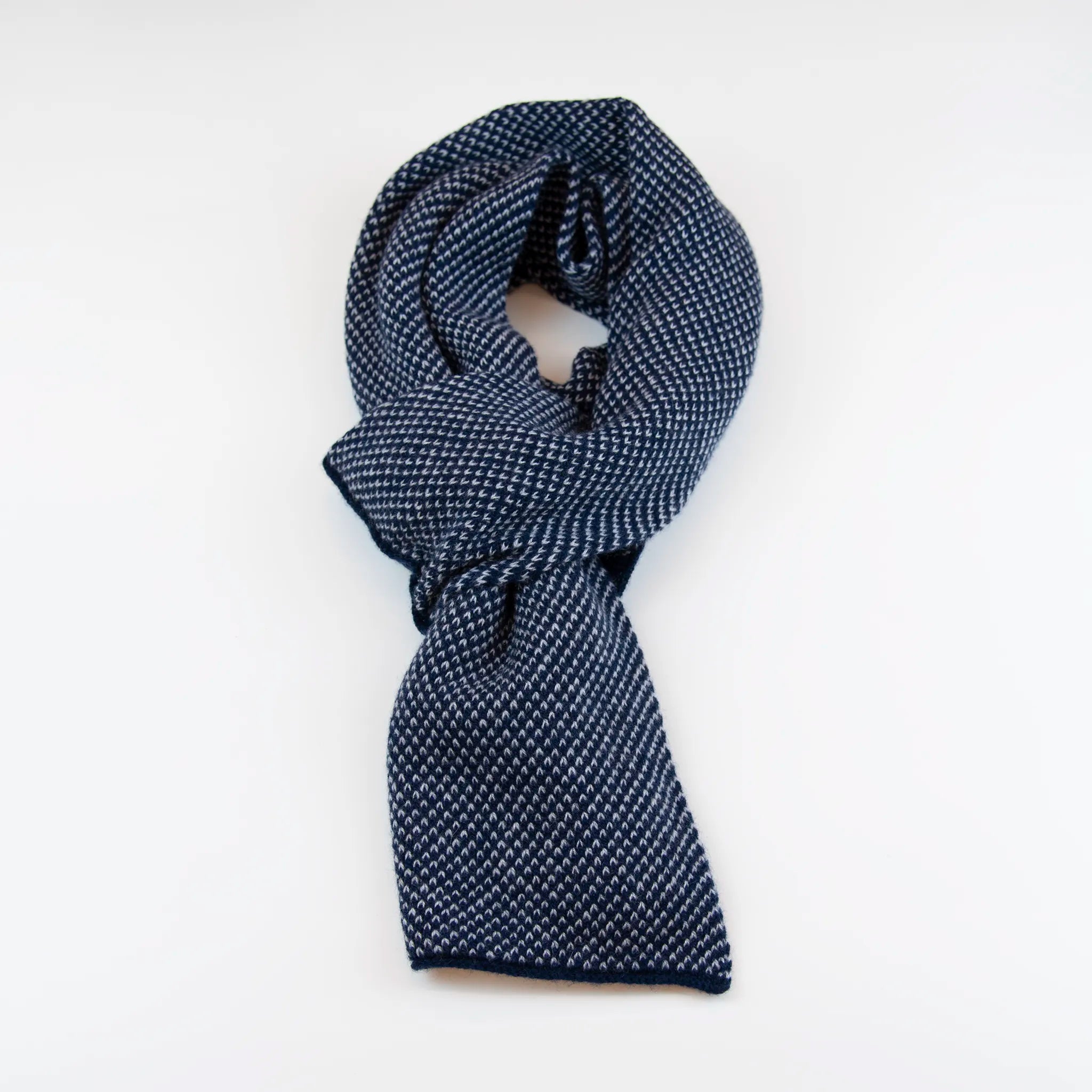 Sciarpa scaldacollo con asola in 100% Cashmere, con pattern blu e grigio. Morbida, versatile e facile da indossare.