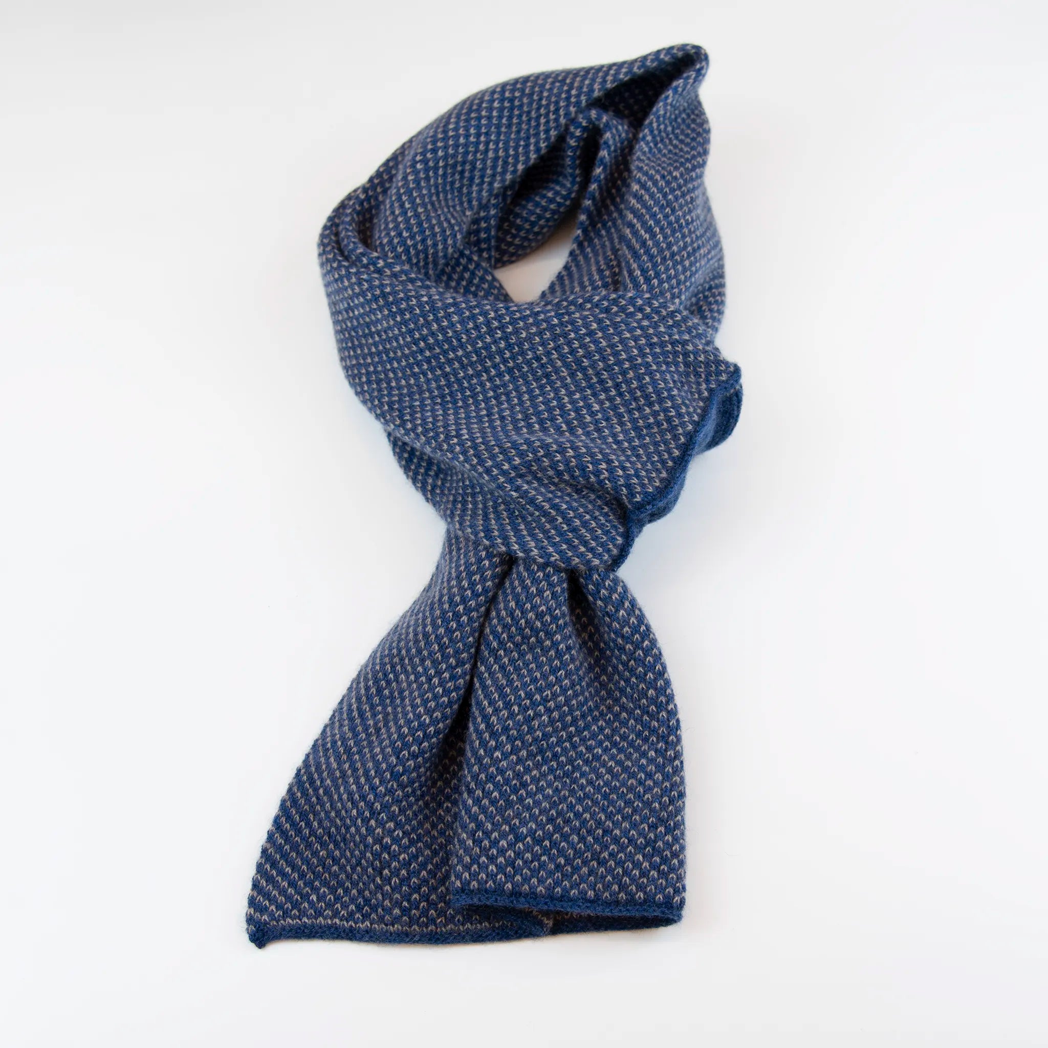 Sciarpa scaldacollo con asola in 100% Cashmere, con pattern blu e beige. Morbida, versatile e facile da indossare.