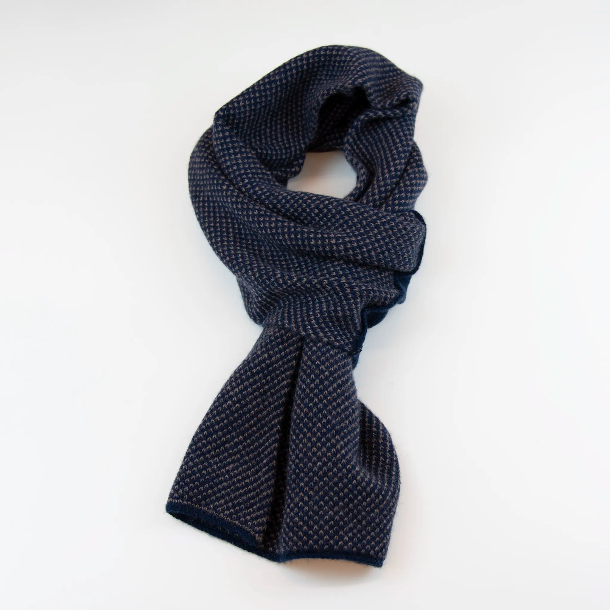 Sciarpa scaldacollo con asola in 100% Cashmere, con pattern blu e beige. Morbida, versatile e facile da indossare.