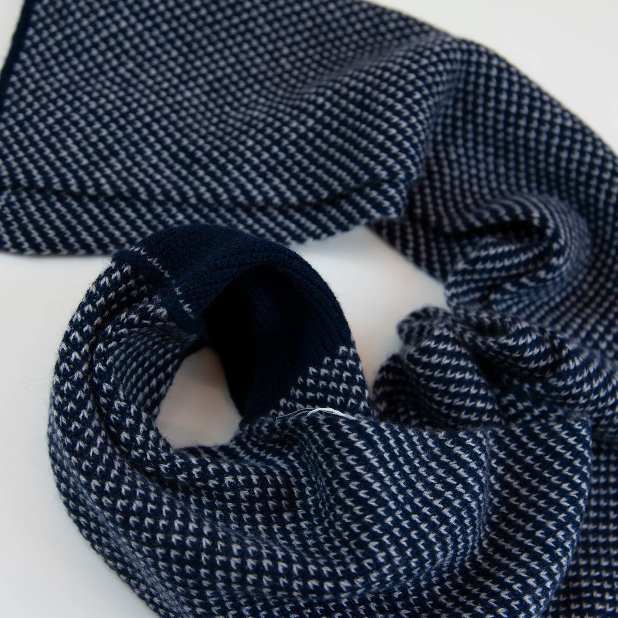Sciarpa scaldacollo con asola in 100% Cashmere, con pattern blu e grigio. Morbida, versatile e facile da indossare.