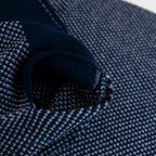 Sciarpa scaldacollo con asola in 100% Cashmere, con pattern blu e grigio. Morbida, versatile e facile da indossare.