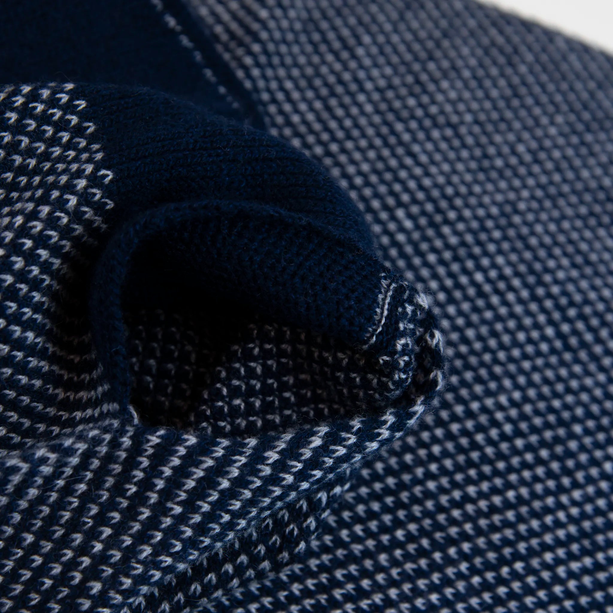 Sciarpa scaldacollo con asola in 100% Cashmere, con pattern blu e grigio. Morbida, versatile e facile da indossare.