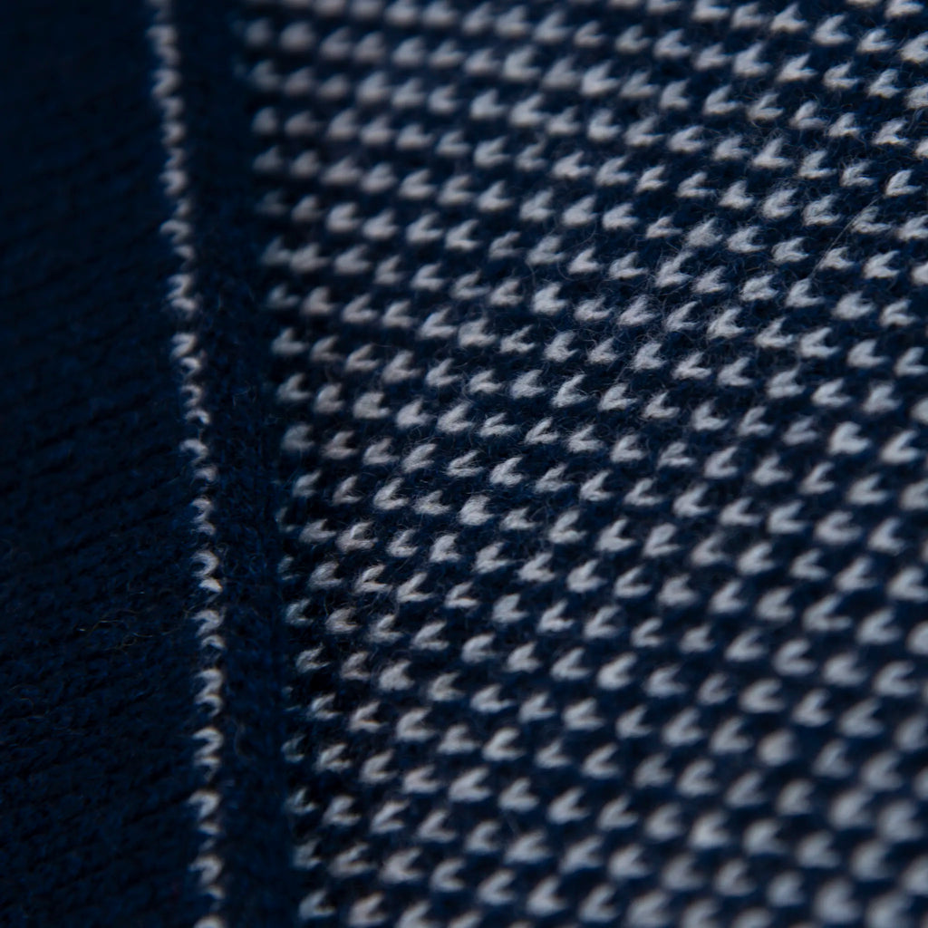 Sciarpa scaldacollo con asola in 100% Cashmere, con pattern blu e grigio. Morbida, versatile e facile da indossare.