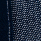 Sciarpa scaldacollo con asola in 100% Cashmere, con pattern blu e grigio. Morbida, versatile e facile da indossare.