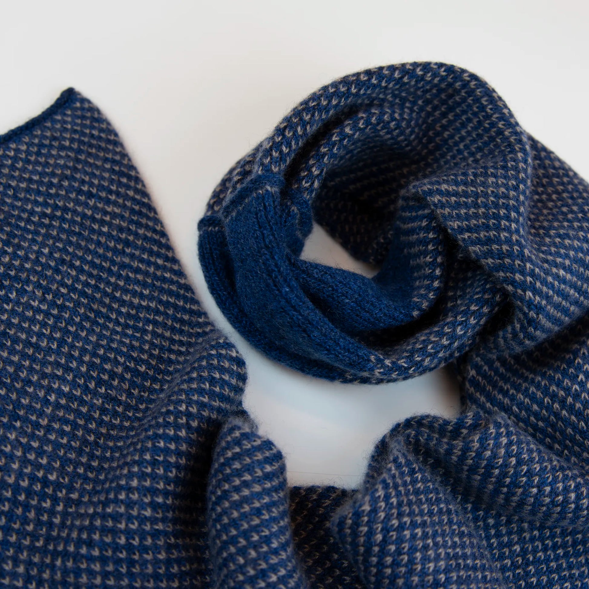 Sciarpa scaldacollo con asola in 100% Cashmere, con pattern blu e beige. Morbida, versatile e facile da indossare.