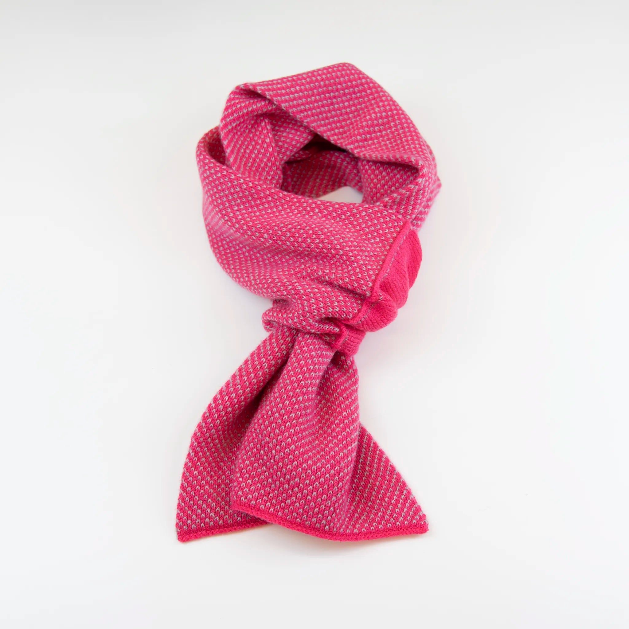 Sciarpa scaldacollo con asola in 100% Cashmere, con pattern rosa. Morbida, versatile e facile da indossare.