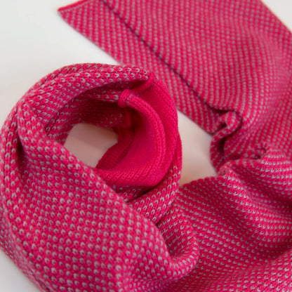 Sciarpa scaldacollo con asola in 100% Cashmere, con pattern rosa. Morbida, versatile e facile da indossare.