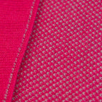 Sciarpa scaldacollo con asola in 100% Cashmere, con pattern rosa. Morbida, versatile e facile da indossare.