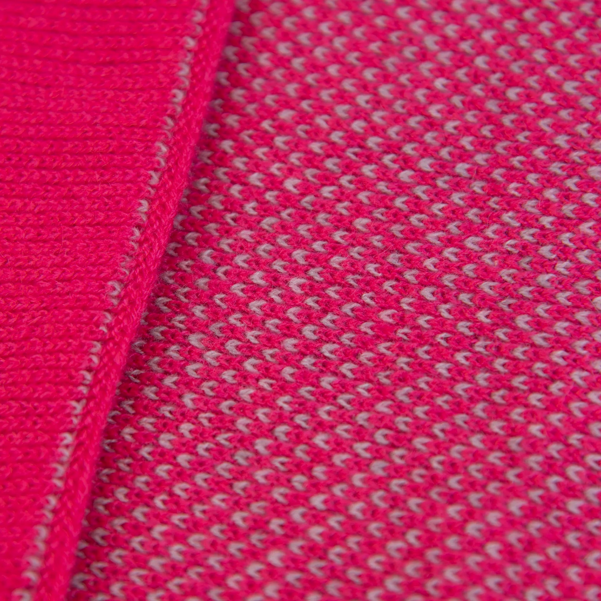 Sciarpa scaldacollo con asola in 100% Cashmere, con pattern rosa. Morbida, versatile e facile da indossare.