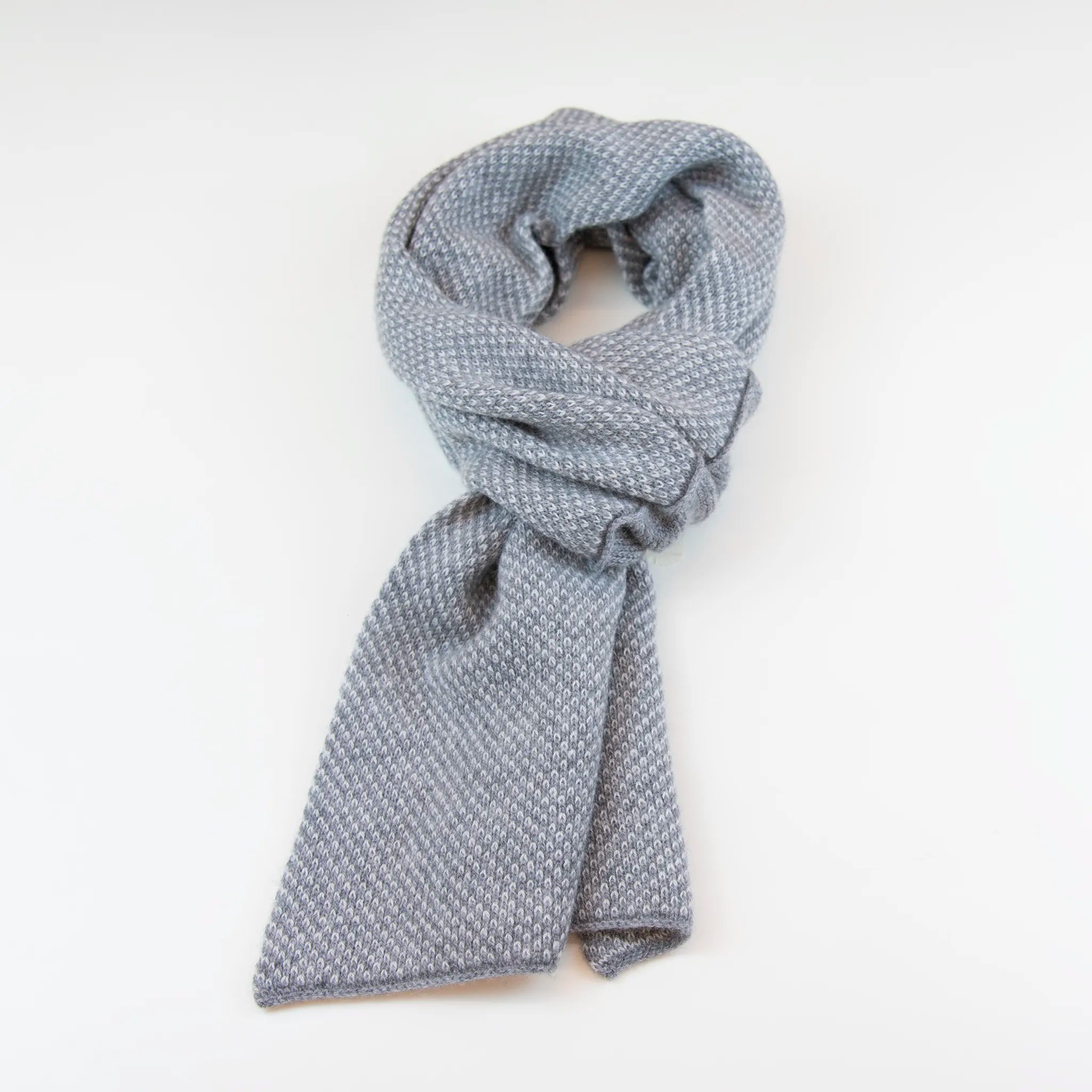 Sciarpa scaldacollo con asola in 100% Cashmere, con pattern grigio. Morbida, versatile e facile da indossare.