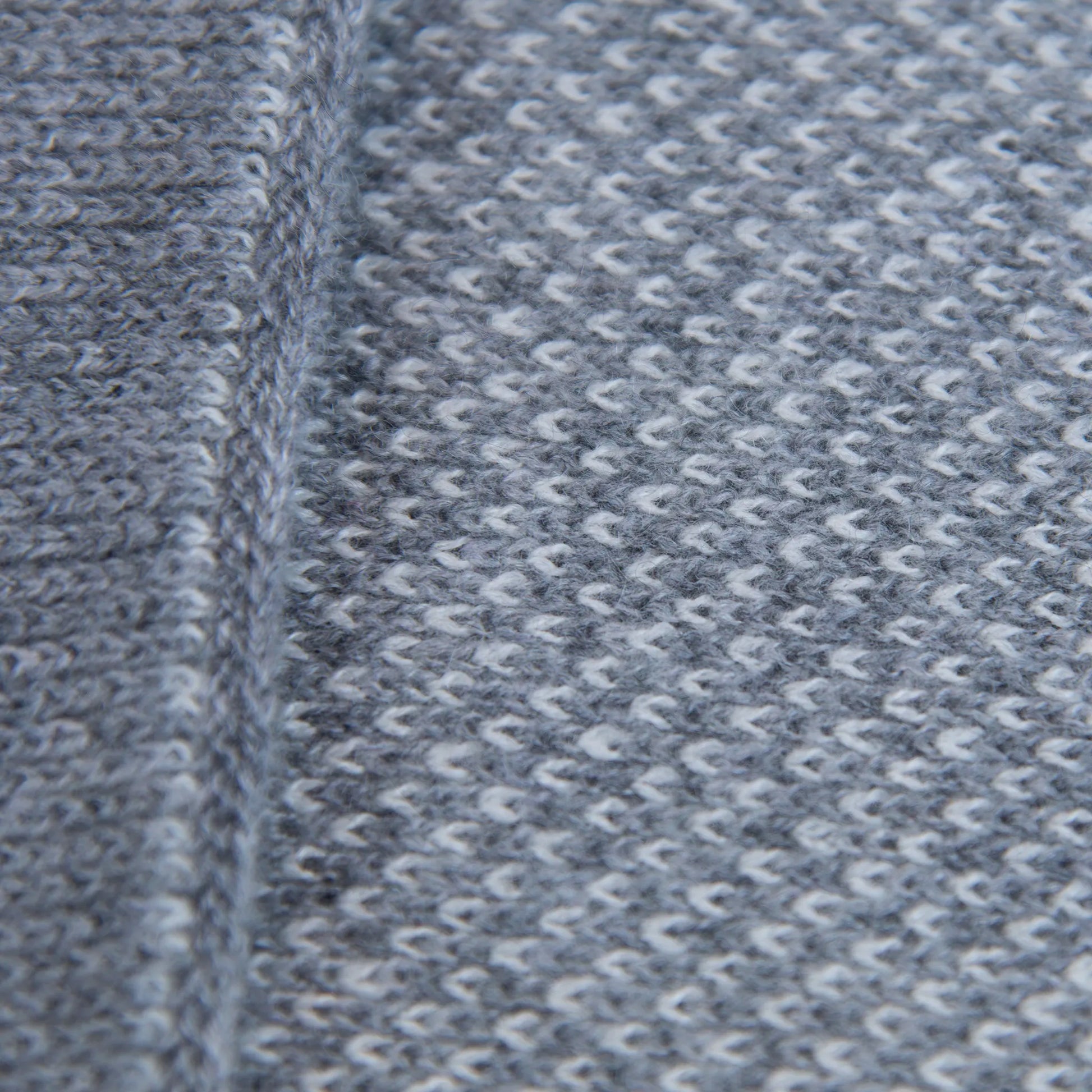 Sciarpa scaldacollo con asola in 100% Cashmere, con pattern grigio. Morbida, versatile e facile da indossare.