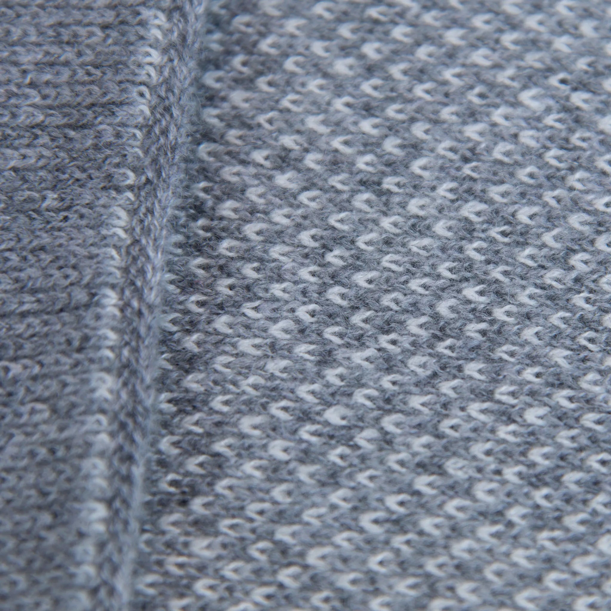 Sciarpa scaldacollo con asola in 100% Cashmere, con pattern grigio. Morbida, versatile e facile da indossare.