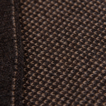 Sciarpa scaldacollo con asola in 100% Cashmere, con pattern marrone e beige. Morbida, versatile e facile da indossare.