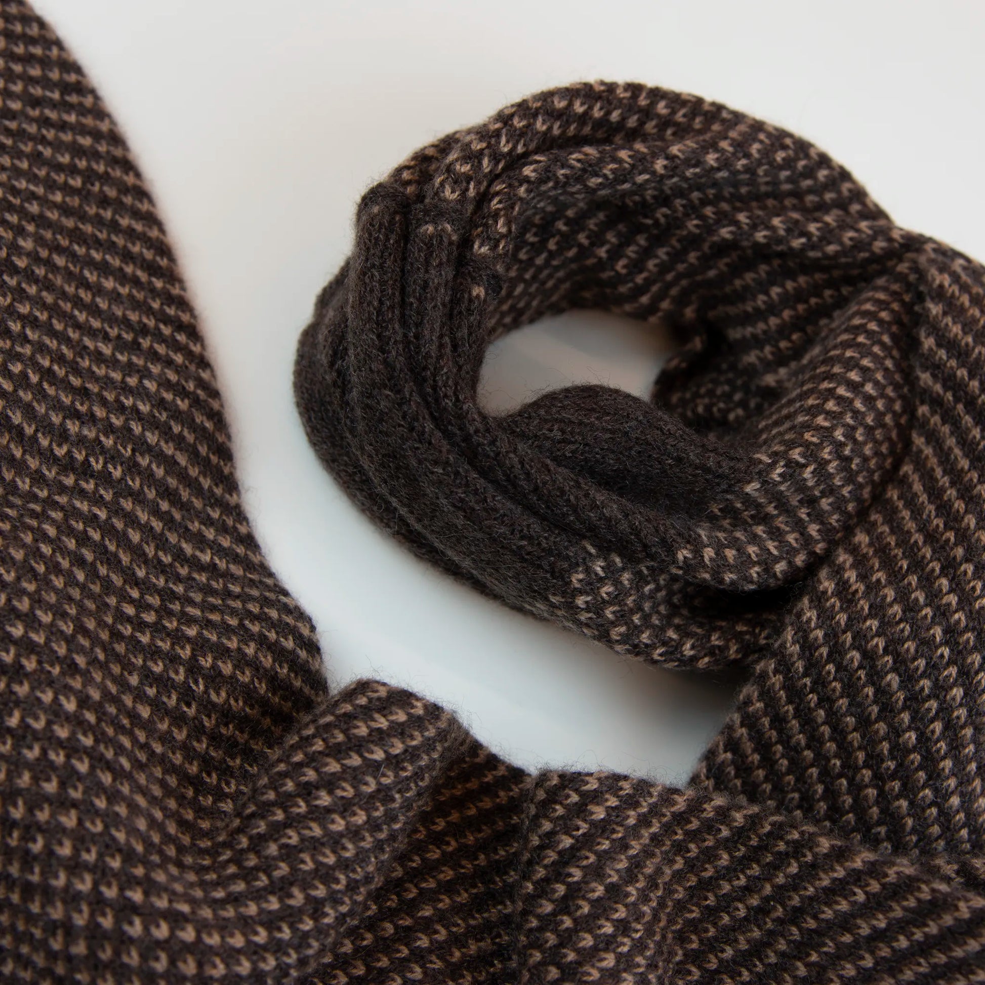 Sciarpa scaldacollo con asola in 100% Cashmere, con pattern marrone e beige. Morbida, versatile e facile da indossare.