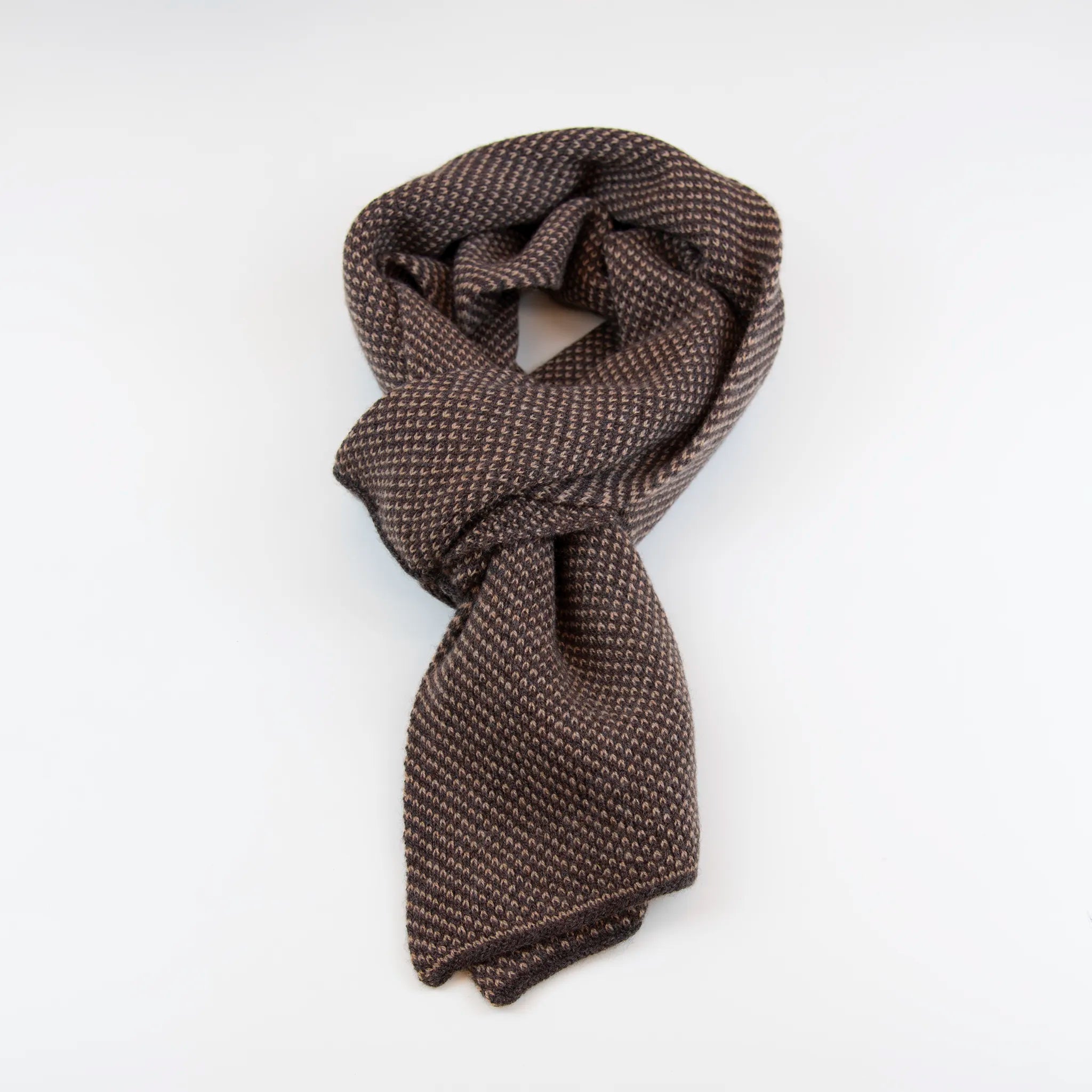 Sciarpa scaldacollo con asola in 100% Cashmere, con pattern marrone e beige. Morbida, versatile e facile da indossare.