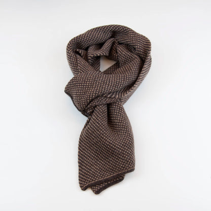 Sciarpa scaldacollo con asola in 100% Cashmere, con pattern marrone e beige. Morbida, versatile e facile da indossare.