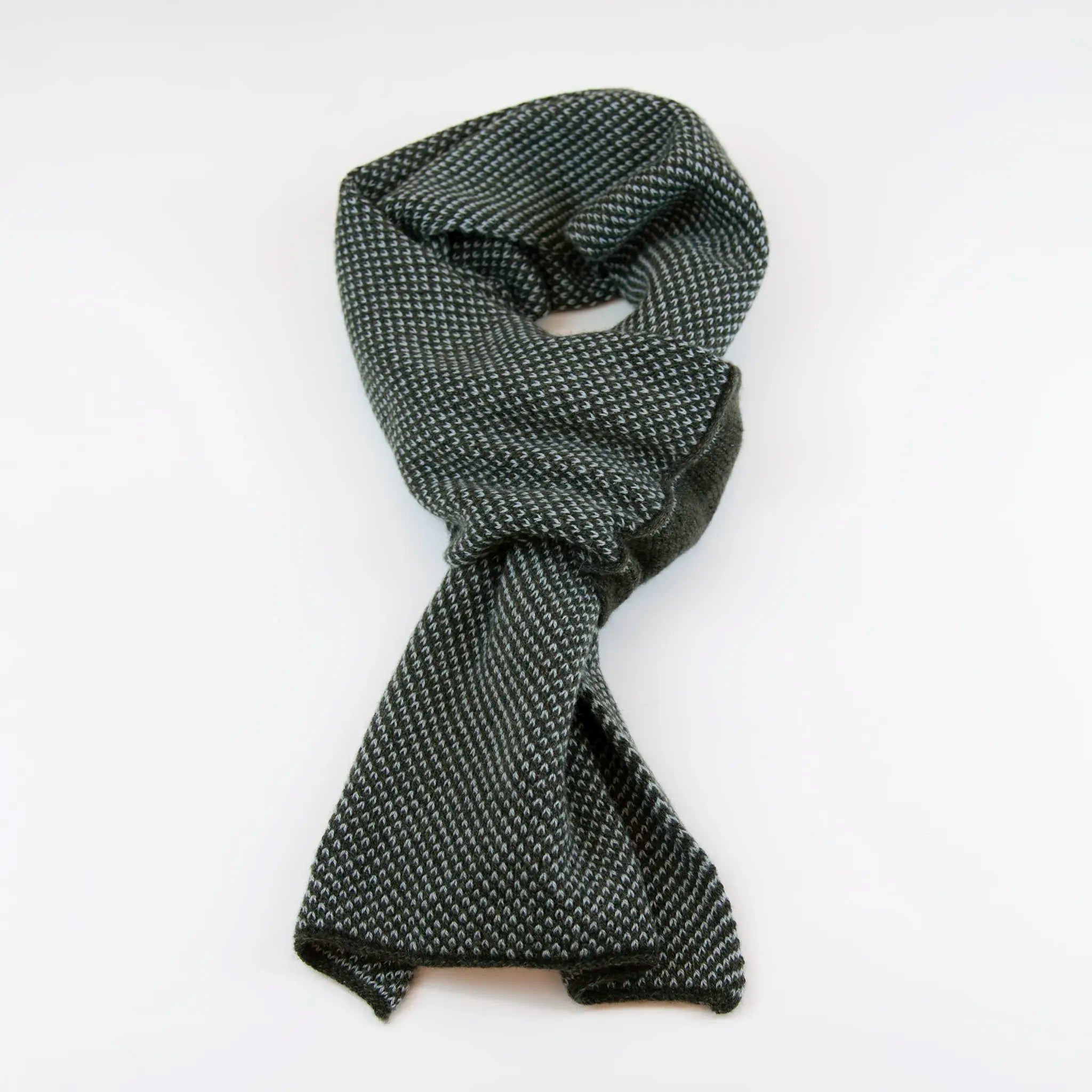 Sciarpa scaldacollo con asola in 100% Cashmere, con pattern verde. Morbida, versatile e facile da indossare.