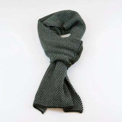 Sciarpa scaldacollo con asola in 100% Cashmere, con pattern verde. Morbida, versatile e facile da indossare.