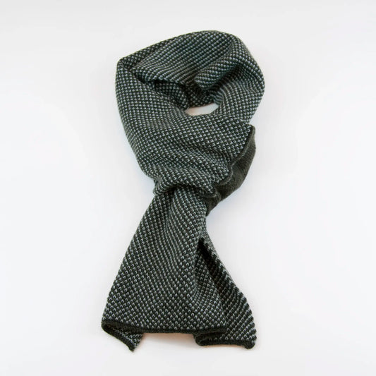 Sciarpa scaldacollo con asola in 100% Cashmere, con pattern verde. Morbida, versatile e facile da indossare.