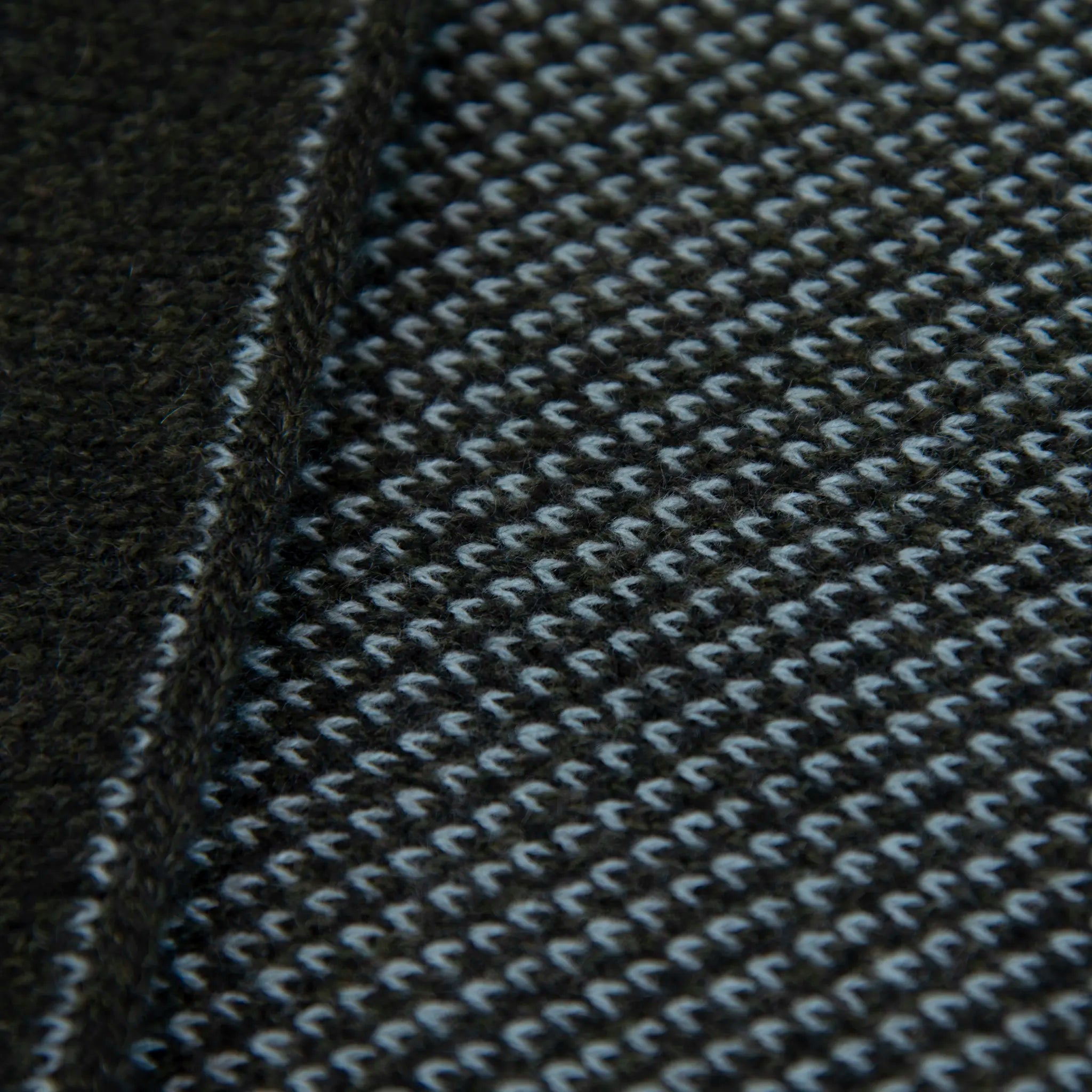 Dettagli e texture tessuto sciarpa scaldacollo con asola in 100% Cashmere, con pattern verde. Morbida, versatile e facile da indossare.