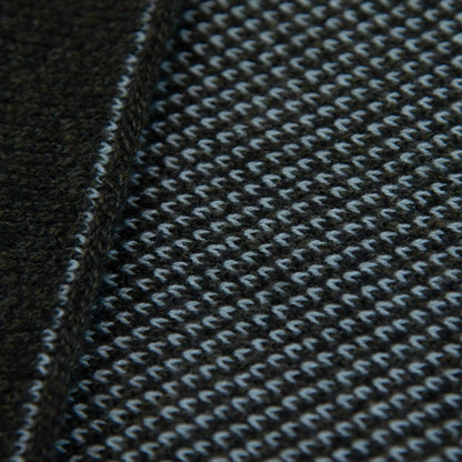 Dettagli e texture tessuto sciarpa scaldacollo con asola in 100% Cashmere, con pattern verde. Morbida, versatile e facile da indossare.