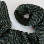 Sciarpa scaldacollo con asola in 100% Cashmere, con pattern verde. Morbida, versatile e facile da indossare.